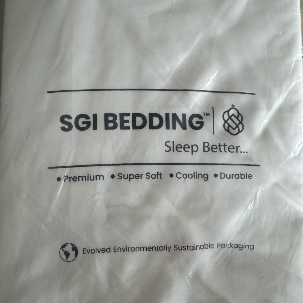 Dorm Bed Extender & White Premium Sheet Set. Brand- YAK ABOUT IT